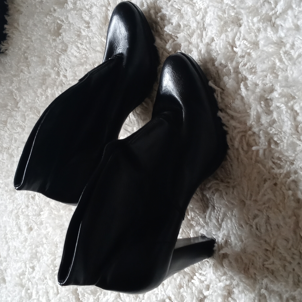 Victoria Spenser black booties. 1/2" platform. 3.5" heel.